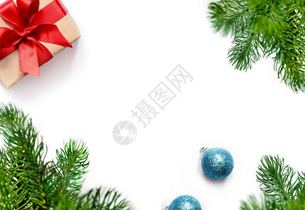圣诞礼物球和树枝图片