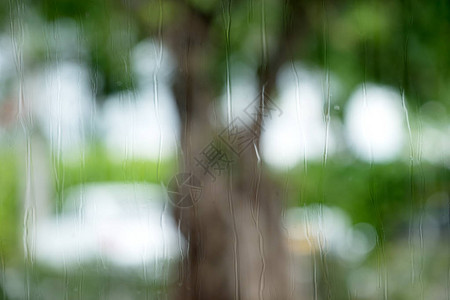 窗口外有绿色自然背景的雨滴图片