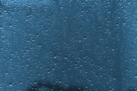 玻璃背景纹理上的雨滴图片