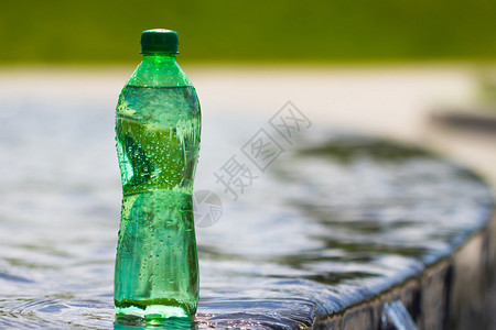 瓶子里的水关闭图片