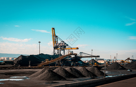 塔拉贡加港码头大面积储存的煤炭图片