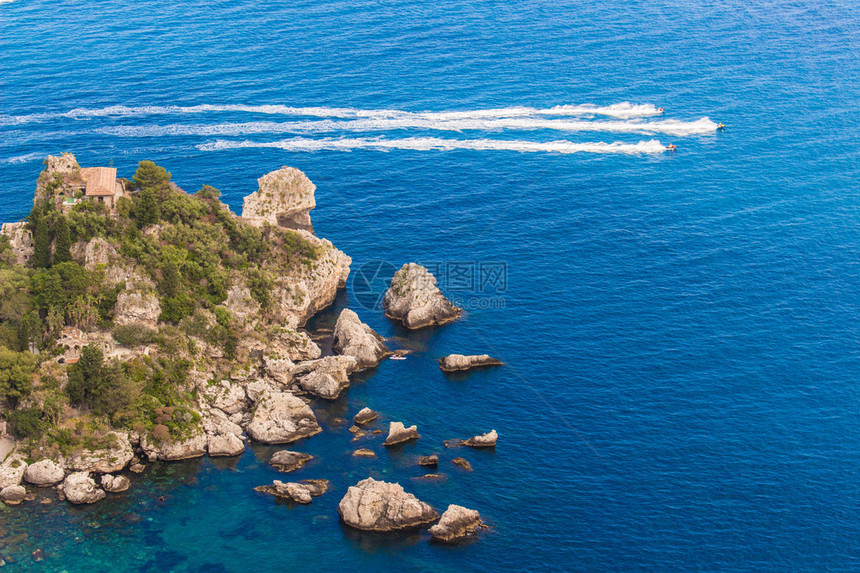 意大利西里Taormina岛和IsolaBella海滩及蓝色海图片