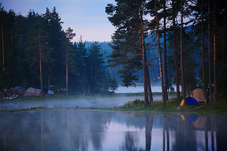 清晨在湖上平静的清晨图片