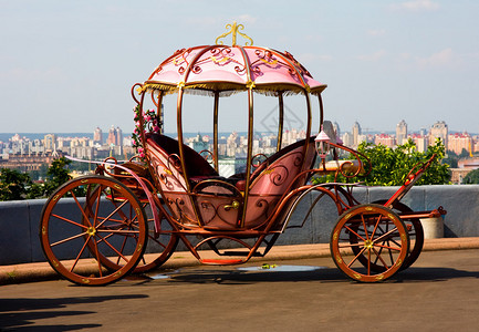 乌克兰基辅的经典粉色马车图片