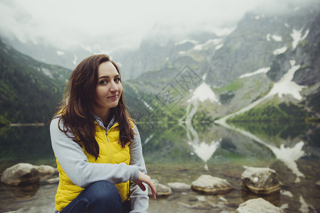 女人在湖边和山上放松阳图片