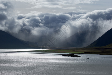 冰岛的云彩和海景图片