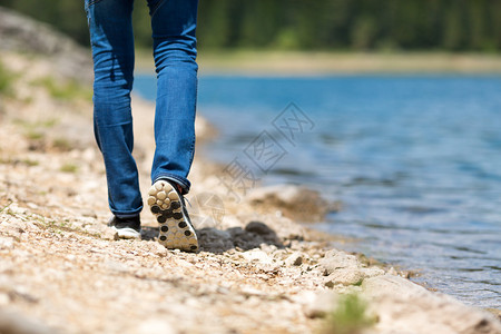 湖边的旅行者之腿图片