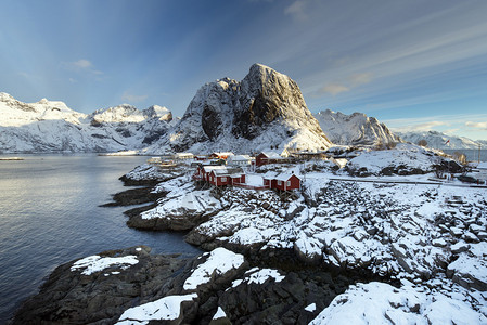 北挪威洛福滕群岛Reine的哈姆诺伊岛冬季红渔场图片