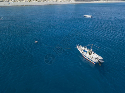 漂浮在透明海面上的船只的空中观察潜水放松和暑假意大利海岸海滩和岩图片