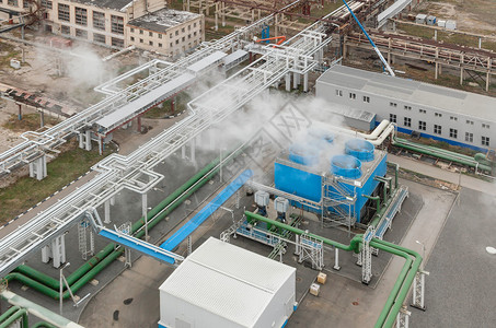 化工厂的蓝色工业冷却塔压缩机站和管道顶视线冷却塔上图片