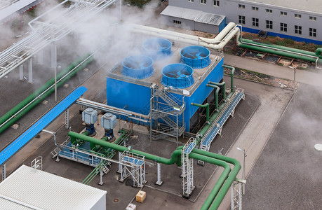 化工厂的工业蓝色冷却塔图片