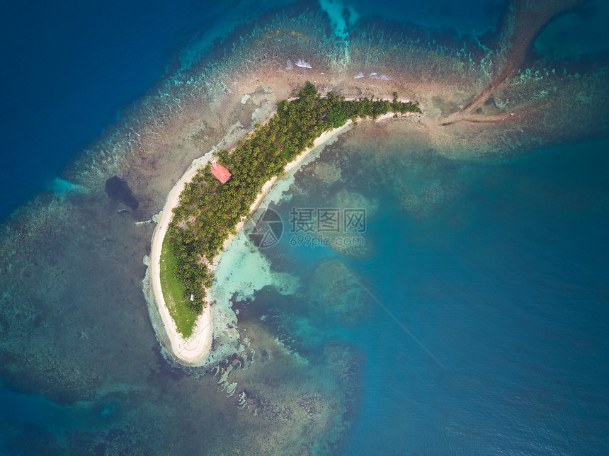无人驾驶飞机在蓝色加勒比水面上的珊瑚礁图片