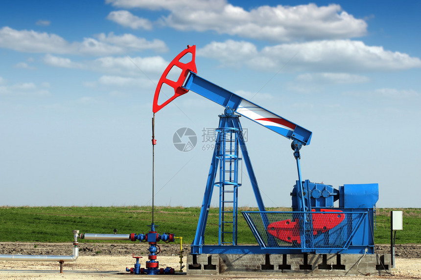 在油田的石油工业泵千斤顶图片
