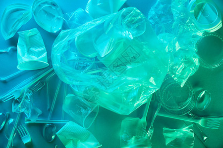 蓝光下皱巴的塑料袋和杯子的顶视图图片