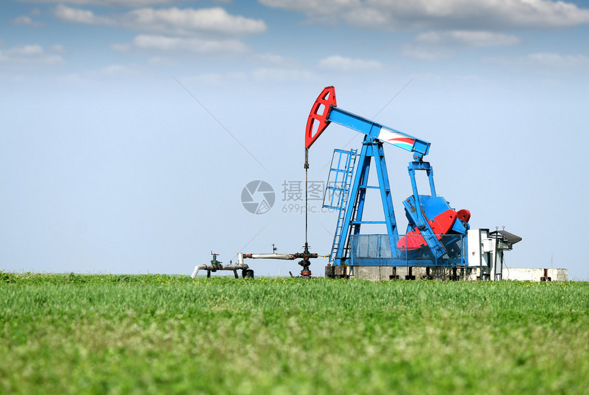 油田上的油泵千斤顶图片