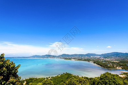 高角海空和海边旅游城镇AoChalloung湾来自KhaoKhad山对泰国普吉岛著背景图片