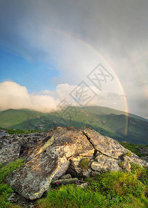 山脊下的彩虹夏天美丽的自然景观图片