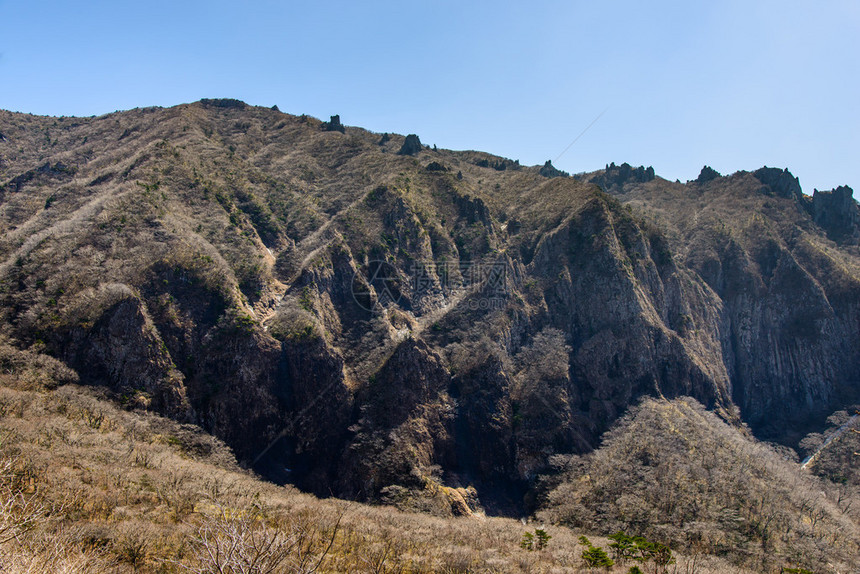 YeongsilTrail路向韩国济州岛Hallasan山公园的Baerokda图片