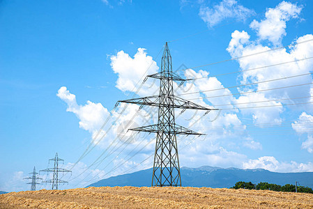 对抗蓝天的农业用地供电和配电结构背景图片