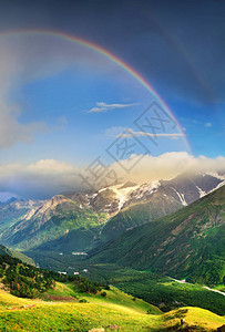 山脊上的彩虹夏天美丽的自然景观图片