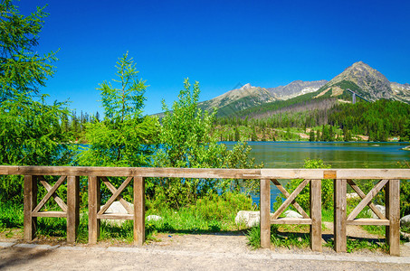 山地试验的绿树和蓝天空背景上山湖的美图片