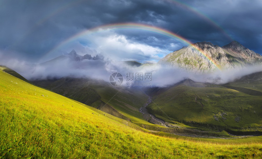 时山谷中的彩虹美丽的自然景观图片