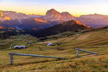夏季的多洛米亚阿尔卑斯山高清图片