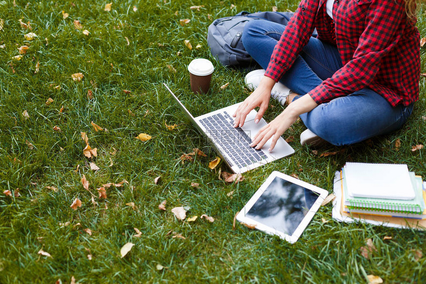 年轻的休闲女人与户外的笔记本电脑和平板电脑女学生在公园里用电脑书籍和咖啡准备考试教育和进入大学概念作图片