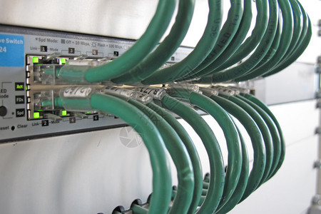 在一个数据处理中心架设绿色计算机网络电缆网的图片