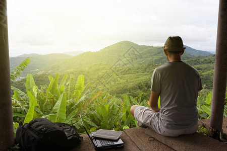 坐在风景观对面的旅游男子在普吉德河图片