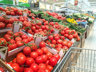 供超市销售的新鲜蔬菜和空购物车种类繁图片