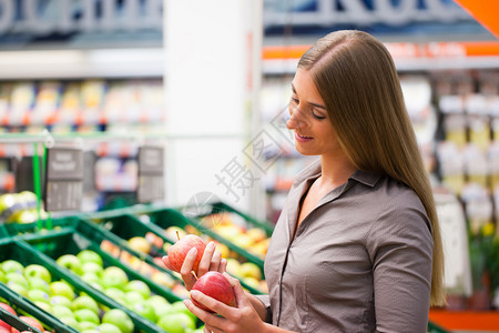 妇女在超市挑选水果图片