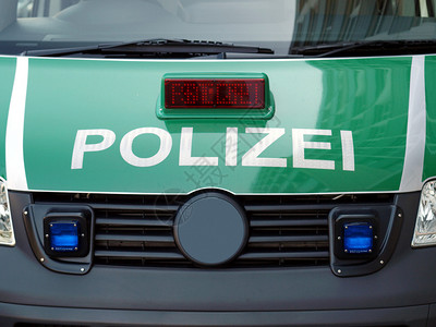 典型的德国警车有文字P背景图片