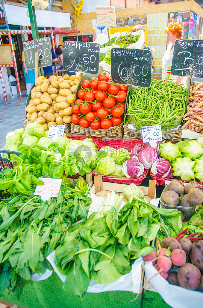 市场摊位上的水果和蔬菜图片