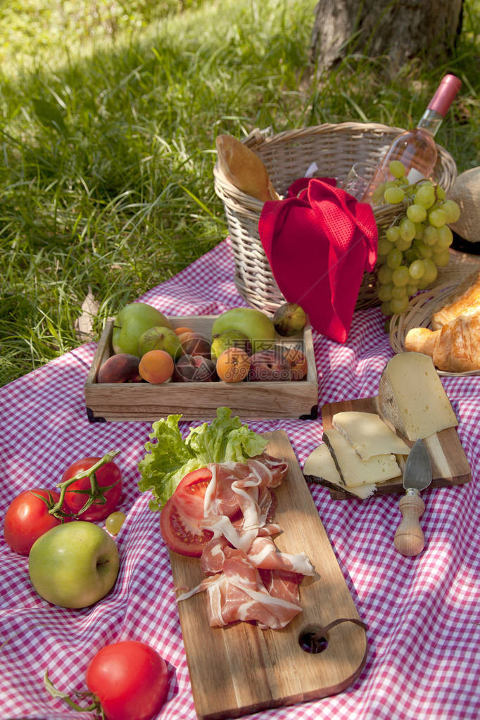 在草坪上的公园里有桌布篮子健康食品图片