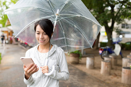 在雨季使用移动电话图片