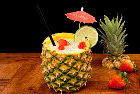 新鲜的热带菠萝鸡尾酒图片