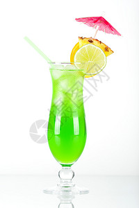白色背景菠萝片的绿色热带鸡尾酒图片