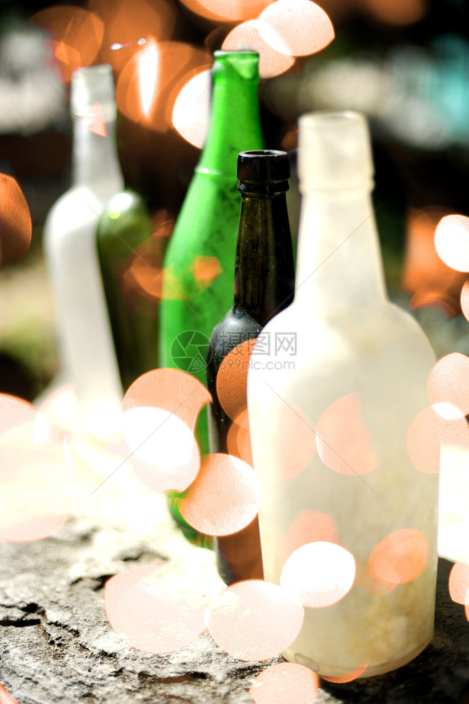 夜总会的酒瓶带有抽象的灯光图片