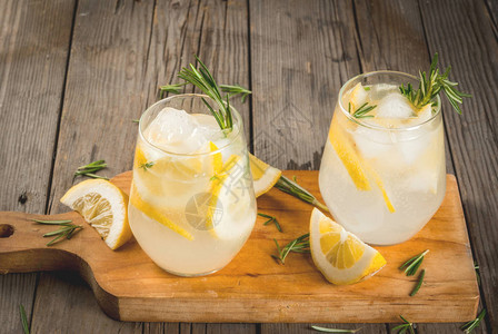 夏日饮料脱毒水柠檬水加冰柠檬和迷迭香的调味品图片