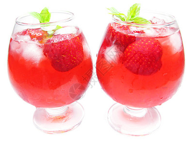 含冰和浆果的草莓酒鸡尾酒图片