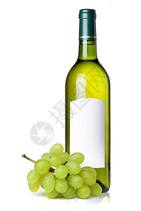 白酒在绿色瓶子中有空白标签和葡萄在白图片