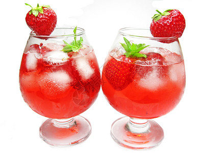 两杯红色水果宾治鸡尾酒配草莓和冰图片