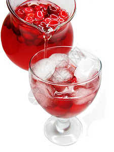 用樱桃和冰倒红色水果潘趣鸡尾酒饮料图片