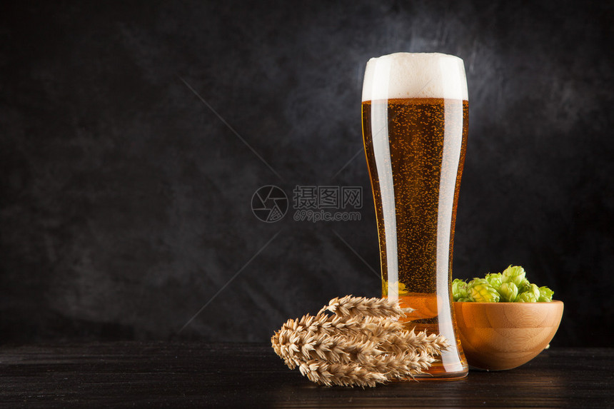 啤酒杯有麦芽和图片