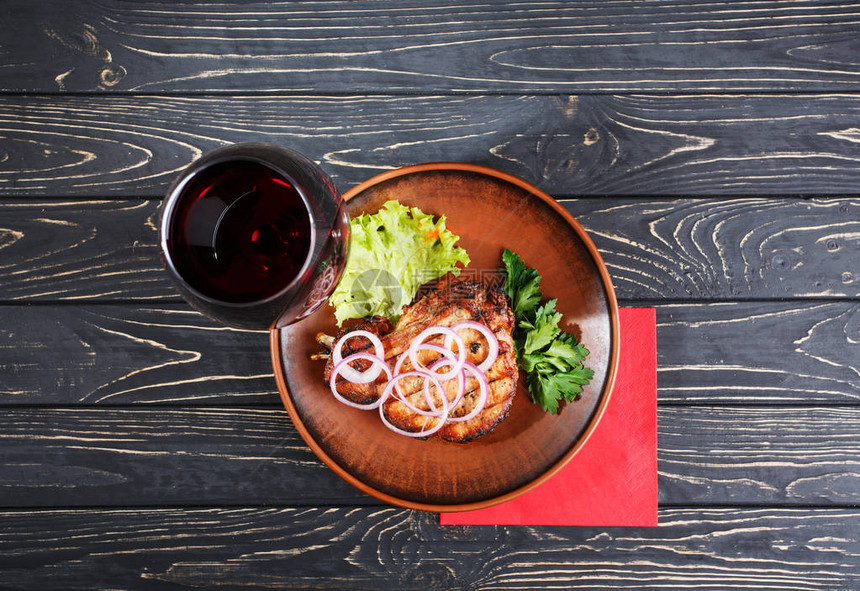 果汁牛排加洋葱生菜和面食盘餐厅菜单中的餐饮一杯红图片