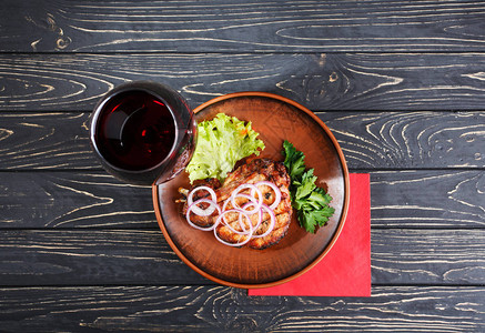 果汁牛排加洋葱生菜和面食盘餐厅菜单中的餐饮一杯红图片