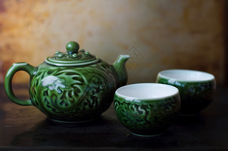 传统茶道的茶壶和两个碗图片