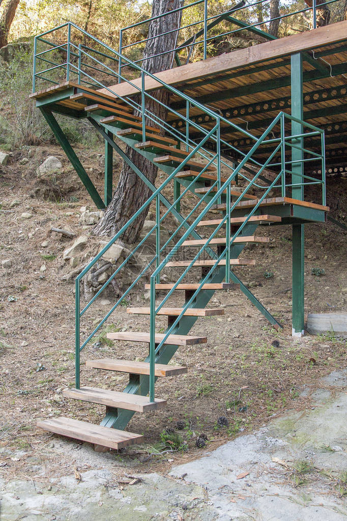 绿色楼梯铁路和深棕色图片