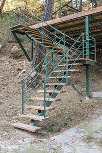 绿色楼梯铁路和深棕色图片